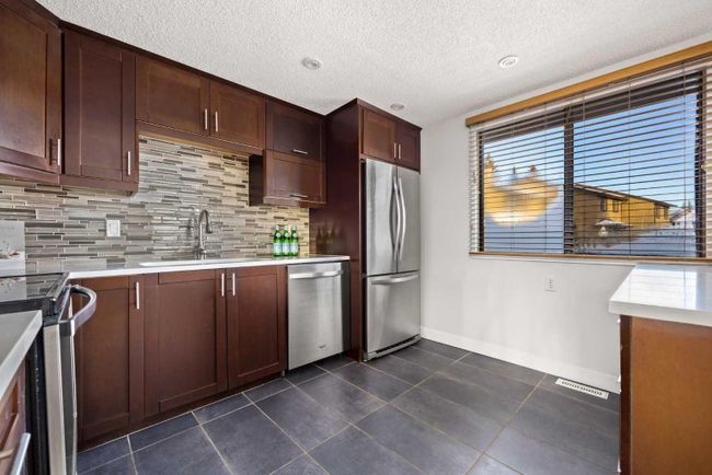58 Glamis Gardens Sw, Home with 2 bedrooms, 2 bathrooms and 4 parking in Calgary AB | Image 8