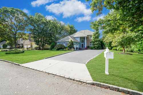 40 Independence Way, Miller Place, NY, 11764-2338 | Card Image
