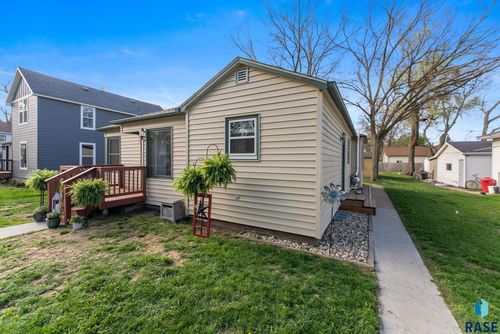 422 E 2nd St Street, Parker, SD, 57035 | Card Image