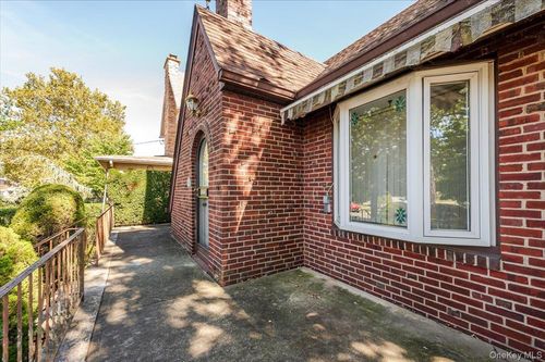 27 Murray St, Flushing, NY, 11354-1544 | Card Image
