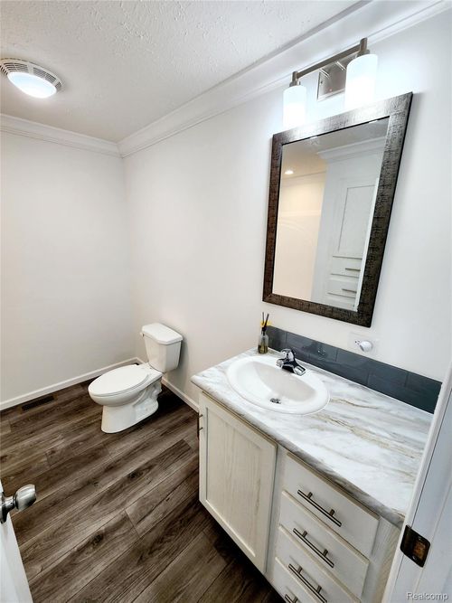 650 W Adrian St, Blissfield, MI, 49228-1085 | Card Image