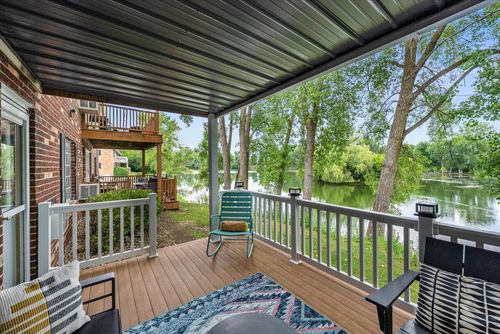 516 Laurel Lake Rd, Thiensville, WI, 53092-1224 | Card Image