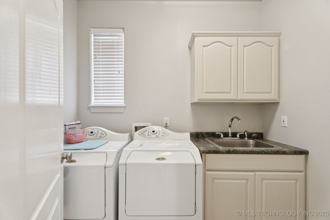 Inside laundry with sink! | Image 42