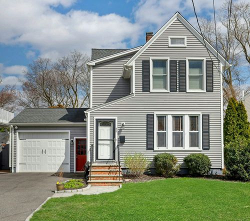 95 Beaumont St, Fairfield, CT, 06824-5702 | Card Image