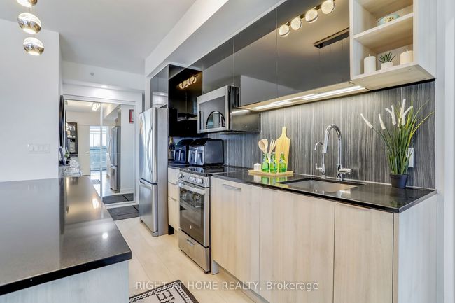 402 - 31 Tippett Rd, Condo with 4 bedrooms, 2 bathrooms and 1 parking in Toronto ON | Image 4