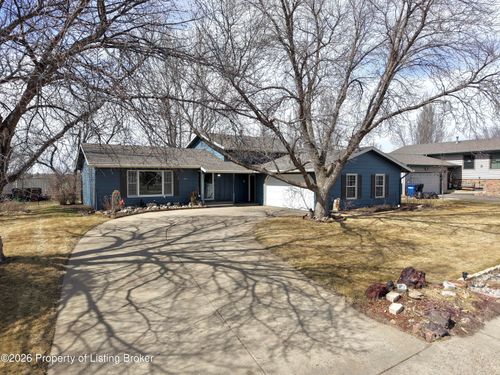 654 8th Avenue Sw, Dickinson, ND, 58601 | Card Image