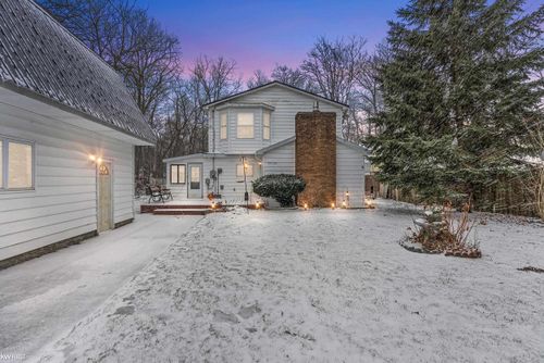 10528 Lake Shore Dr, Fenton, MI, 48430-2424 | Card Image