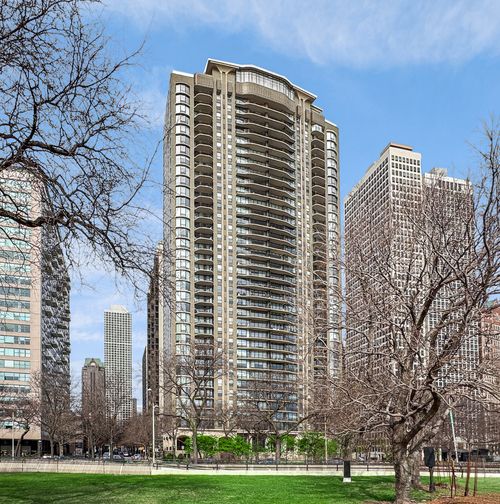 37a-1040 N Lake Shore Drive, Chicago, IL, 60611 | Card Image