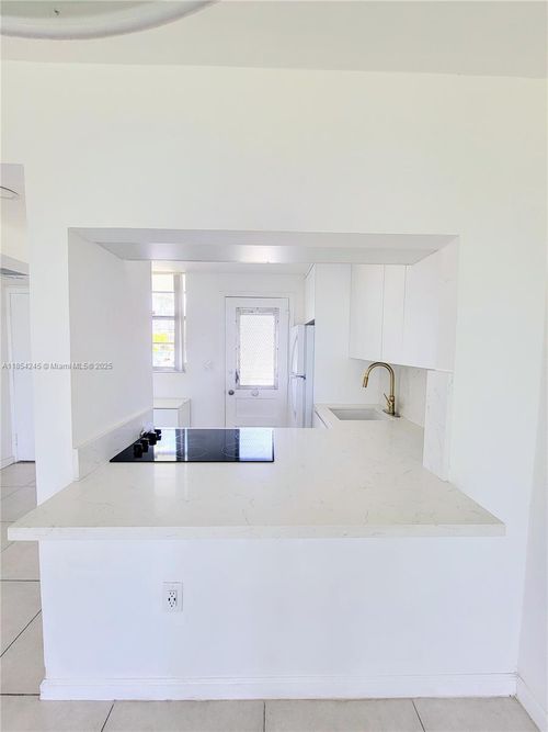 apt-r110-3010 Marcos Dr, Aventura, FL, 33160-2551 | Card Image