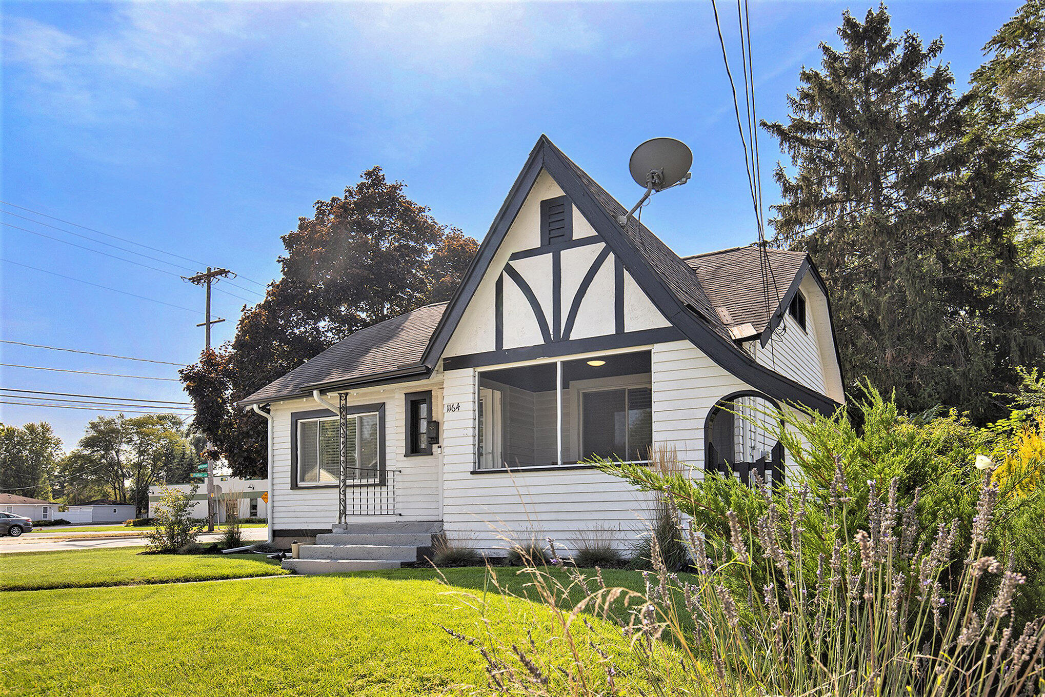 Hollywood St, Grand Rapids, MI 49505