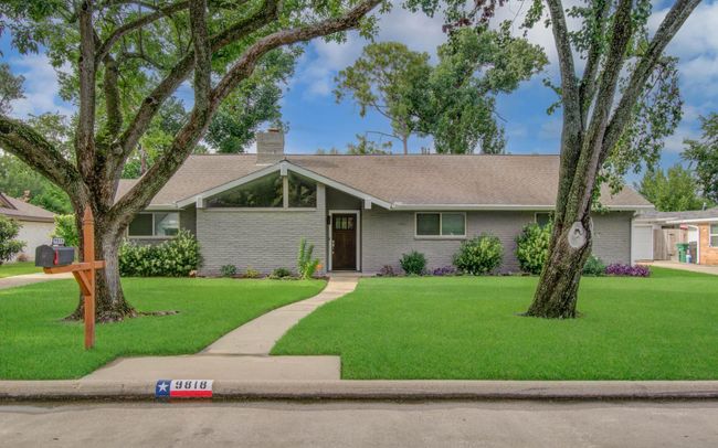 9818 Emnora Ln, House other with 4 bedrooms, 2 bathrooms and 2 parking in Houston TX | Image 4