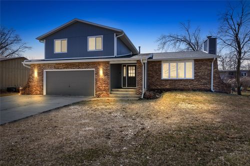 2195 David Ct, Cedar Rapids, IA, 52402-2327 | Card Image