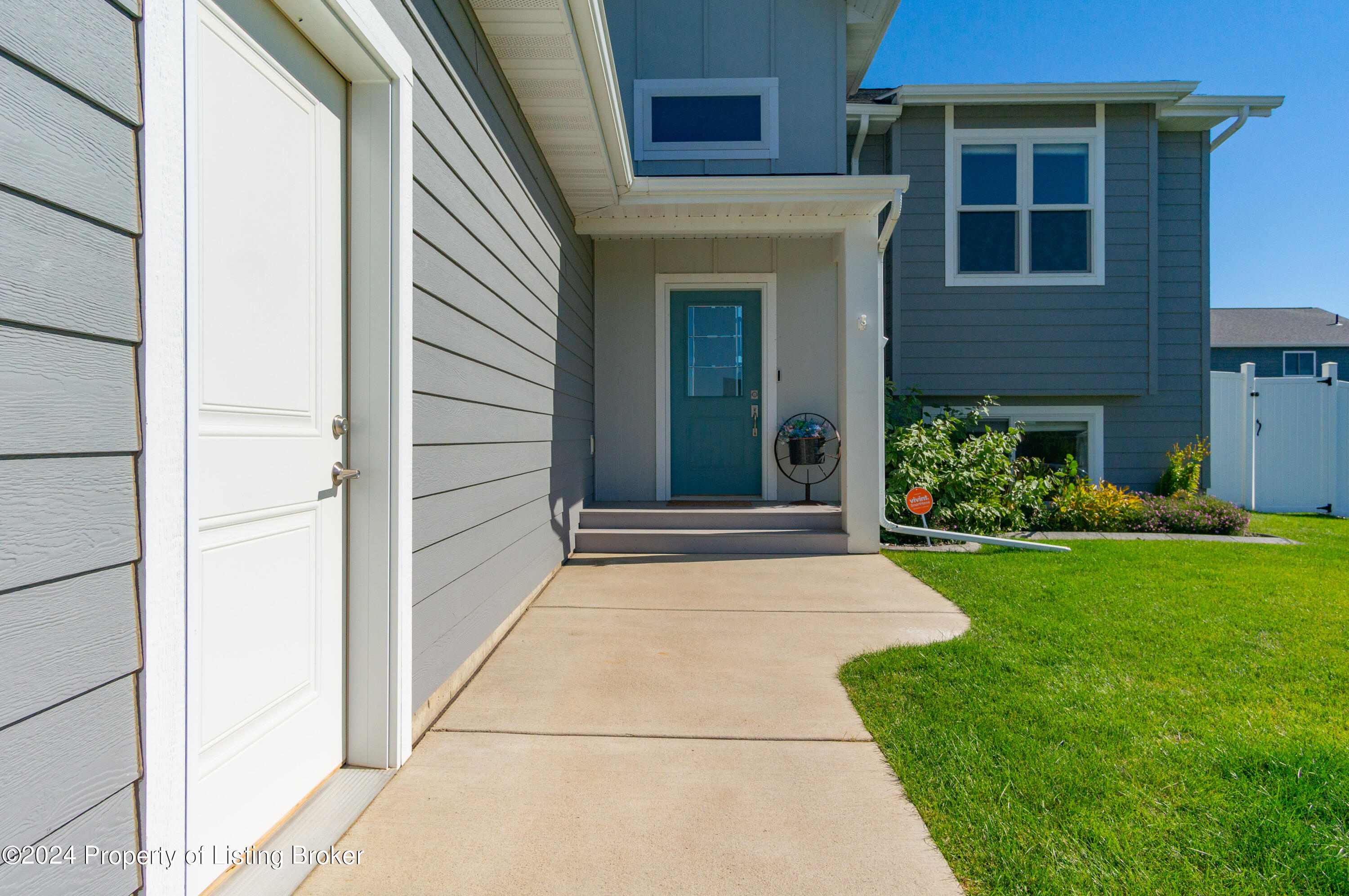 Country Oak Dr, Dickinson, ND 58601