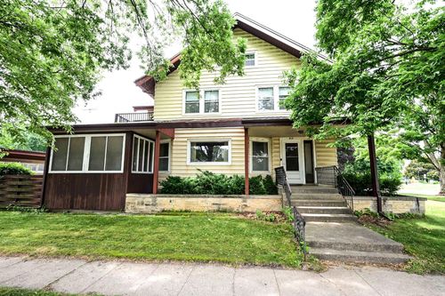412 N Franklin St, Manchester, IA, 52057-1518 | Card Image