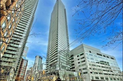 2410 - 832 Bay St, Condo with 3 bedrooms, 2 bathrooms and 1 parking in Toronto ON | Image 1