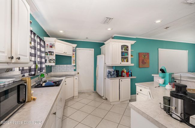 1000 S Orlando Ave, House other with 3 bedrooms, 2 bathrooms and null parking in Cocoa Beach FL | Image 6