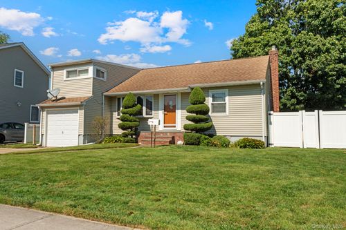 3945 Old Post Rd, Seaford, NY, 11783-1148 | Card Image