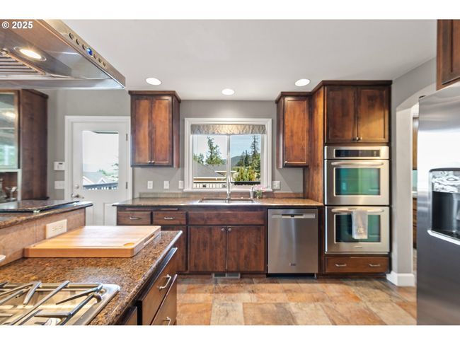 380 Mountaingate Dr, House other with 3 bedrooms, 3 bathrooms and 3 parking in Springfield OR | Image 9