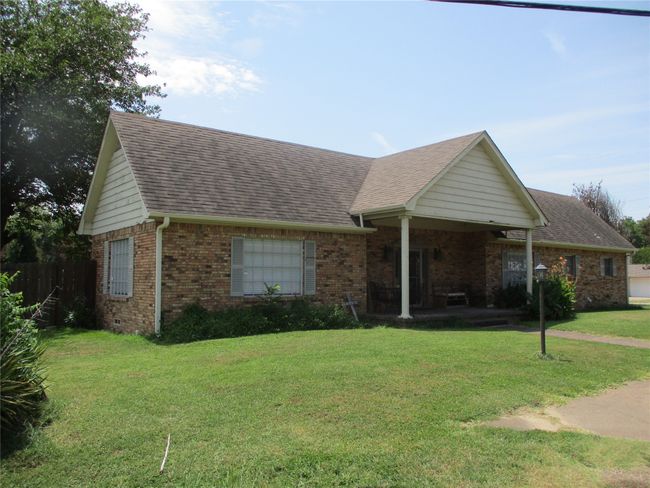 Ranch-style house with a front yard | Image 11