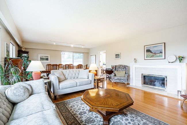 732 Handsworth Road, House other with 4 bedrooms, 2 bathrooms and 2 parking in North Vancouver BC | Image 2