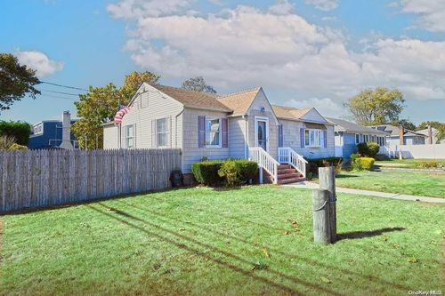 115 Saint Anns Ave, Copiague, NY, 11726-4815 | Card Image