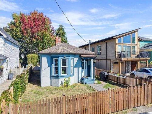 1122 N Park St, Victoria, BC, V8T1C8 | Card Image