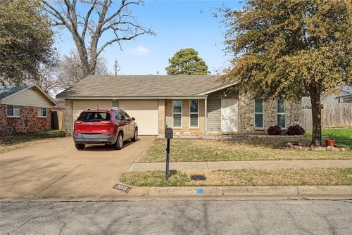 2009 Charleston Dr, Bedford, TX, 76022-7609 | Card Image