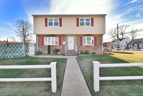 19 Sprague Dr, Valley Stream, NY, 11580-3328 | Card Image