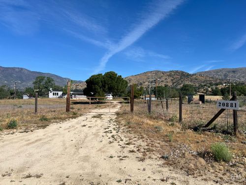 20881 Schell Ranch Rd, Caliente, CA, 93518-4404 | Card Image