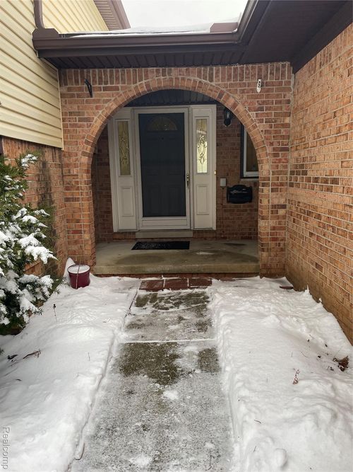 36838 Russell Ct, Sterling Heights, MI, 48312-3043 | Card Image