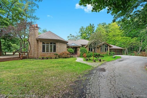 7950 Clement Rd, Clarkston, MI, 48346-5018 | Card Image