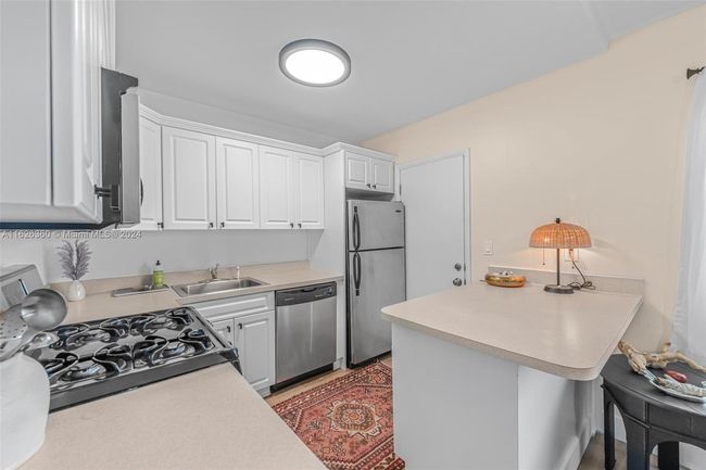 APT-7 - 2858 Pine Tree Dr, Condo with 1 bedrooms, 2 bathrooms and null parking in Miami Beach FL | Image 5