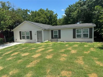 Ranch-style house with a front yard | Image 1