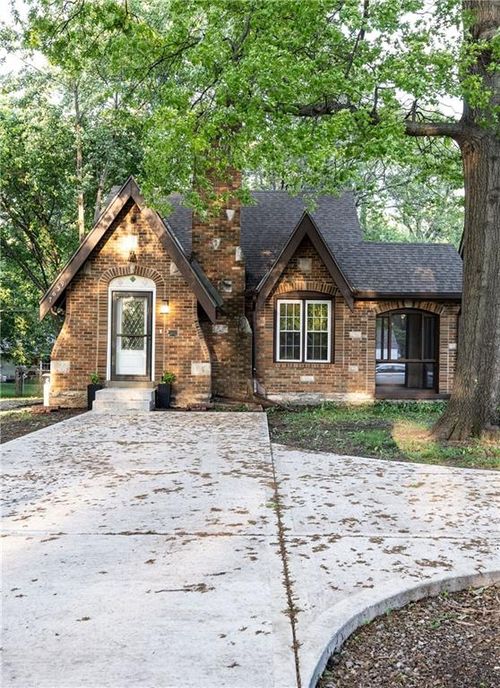 7639 Holmes Rd, Kansas City, MO, 64131-2028 | Card Image