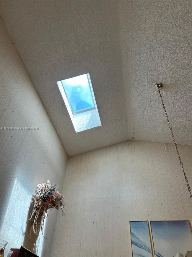 2M - 19943 Ne 5 Th Ct, Condo with 2 bedrooms, 2 bathrooms and null parking in Miami FL | Image 19