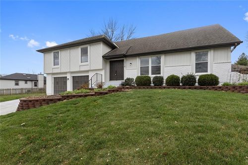 3910 Sw Linden Ln, Lee's Summit, MO, 64082-4645 | Card Image