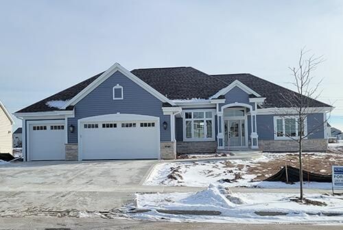 1940 N Creek Dr, Grafton, WI, 53024-1223 | Card Image