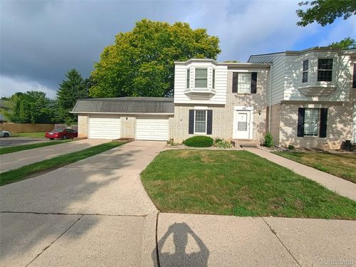 112 Stratford Ln, Rochester Hills, MI, 48309-2073 | Card Image