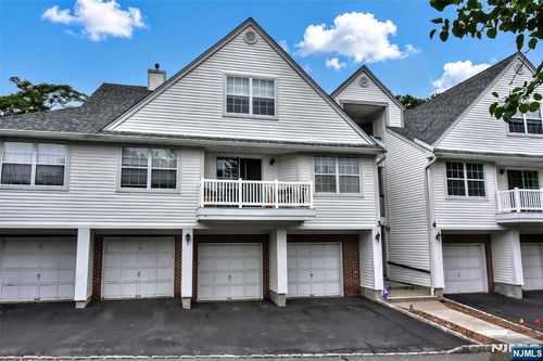 3-1 Vernon Ct, Waldwick, NJ, 07463-1644 | Card Image