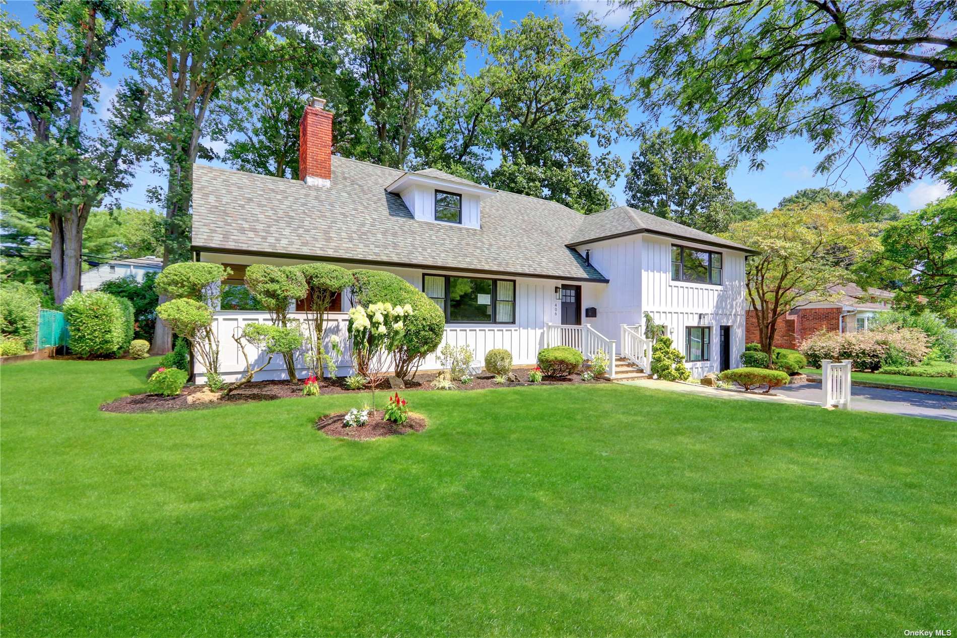 Latham Ln, East Williston, NY 11596
