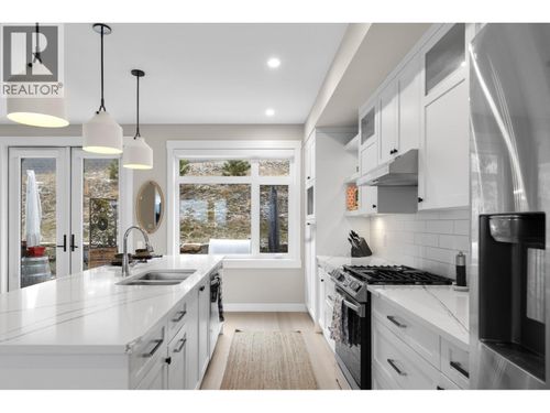 6-3220 Hilltown Dr, Kelowna, BC, V1V0C6 | Card Image