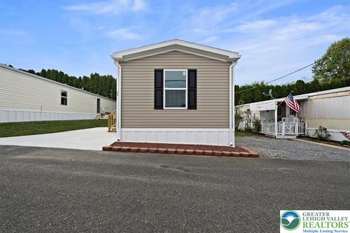 11 Woodland Ln, Mertztown, PA, 19539-9129 | Card Image