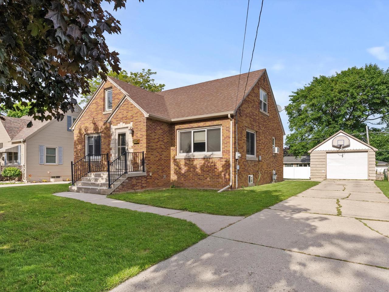 32nd St, Manitowoc, WI 54220