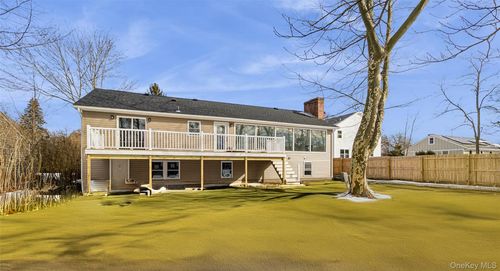 911 Ostrander Ave, Riverhead, NY, 11901-2617 | Card Image