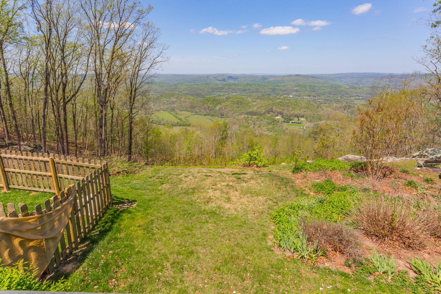 Brow Lake Rd, Lookout Mountain, GA 30750