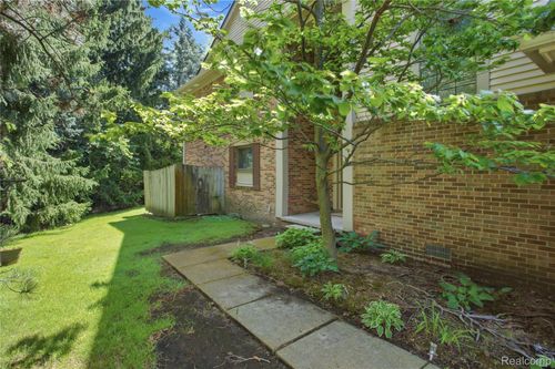 37091 Kirkshire Ct, Farmington Hills, MI, 48331-1837 | Card Image