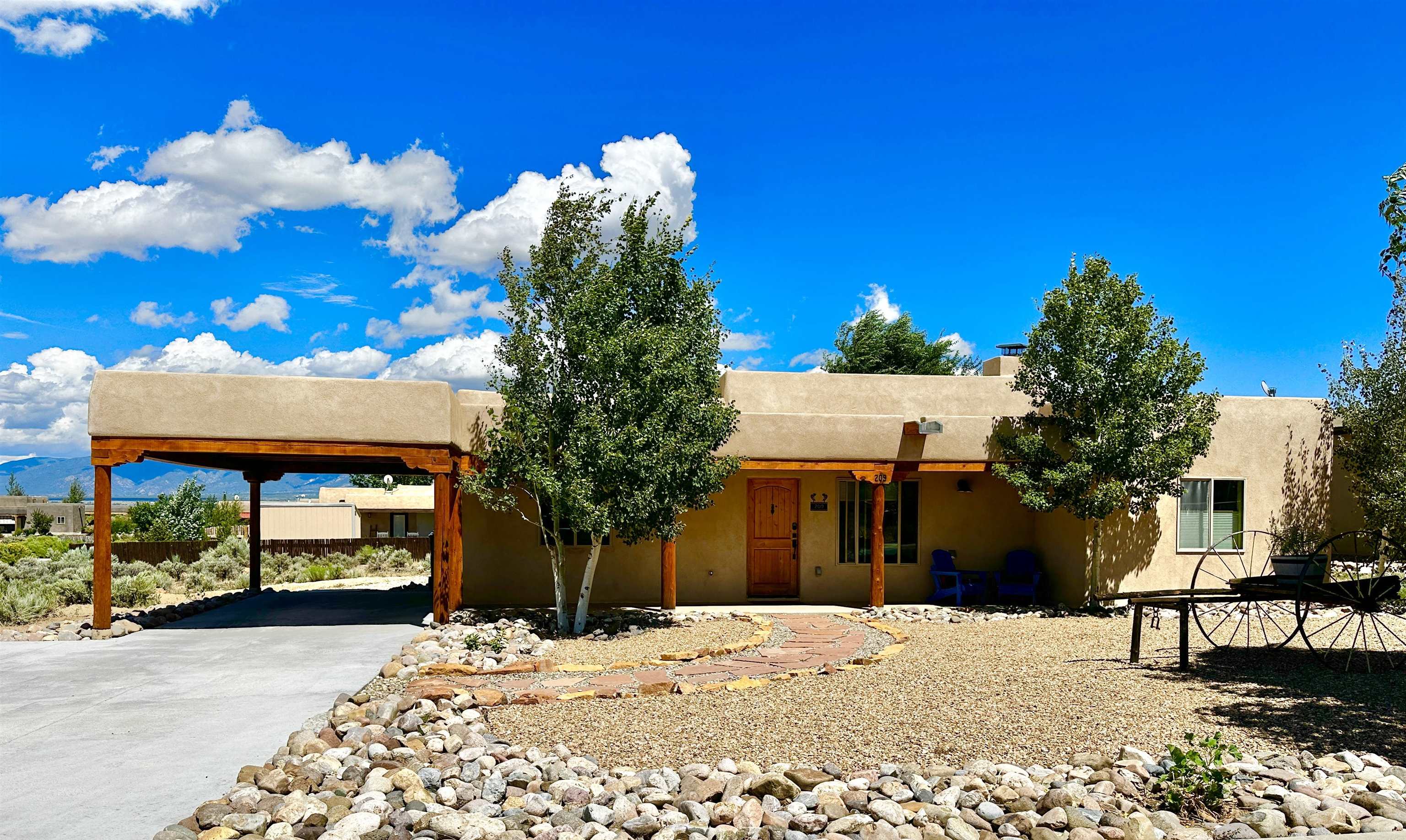 Las Olas Dr, Taos, NM 87571