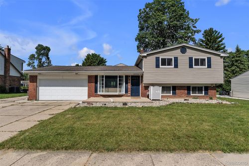 2752 Red Arrow Dr, Commerce Twp, MI, 48382-3467 | Card Image