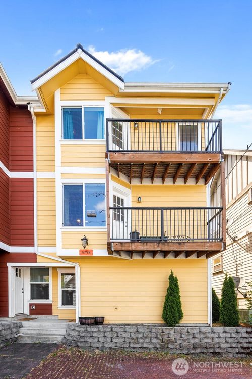 5798 Roosevelt Way Ne, Seattle, WA, 98105-2740 | Card Image