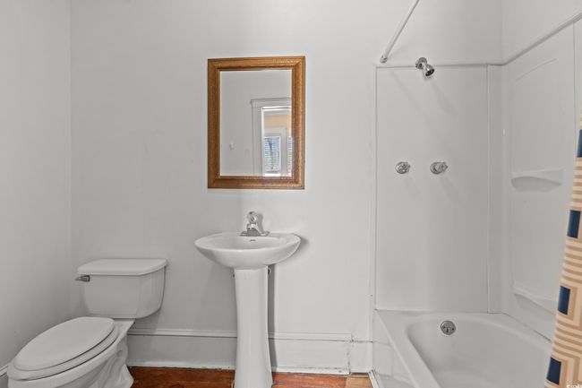 Full bathroom with toilet and bathing tub / shower combination | Image 29